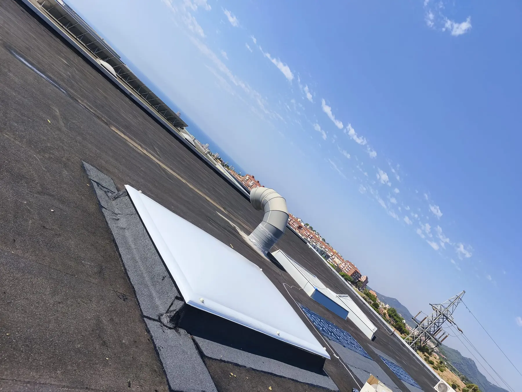 Conjunto de claraboya y ventilación sobre cubierta