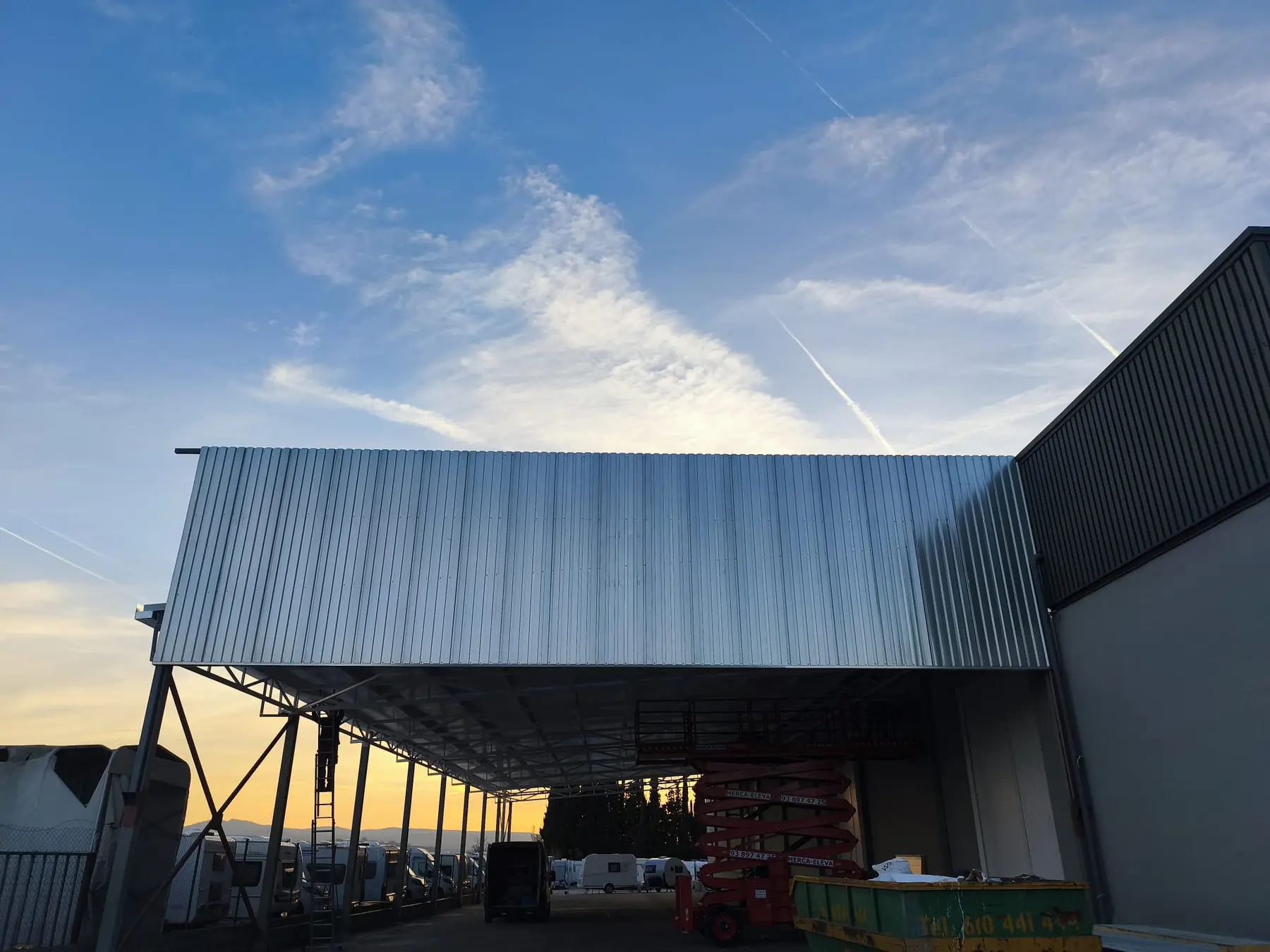 Instalación de cerramiento metálico industrial