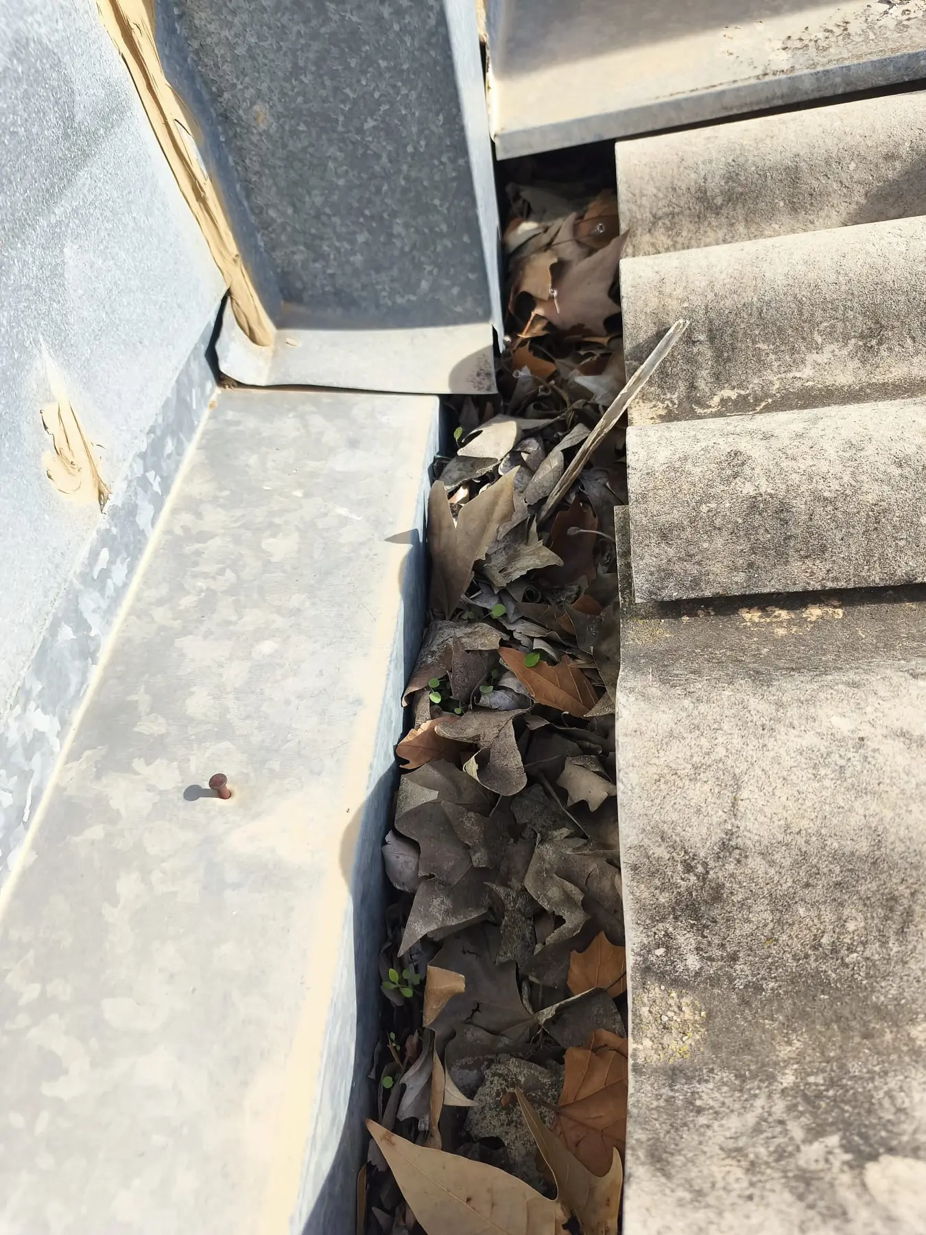 Limpieza y reparación de un canal interior de cubierta